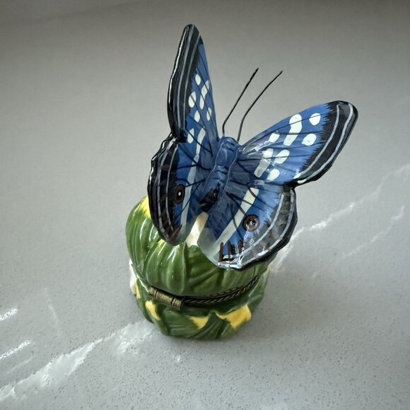 Vintage Butterfly On Calla Lily Trinket Jewelry Box Porcelain Hinged Opening - Picture 3 of 6